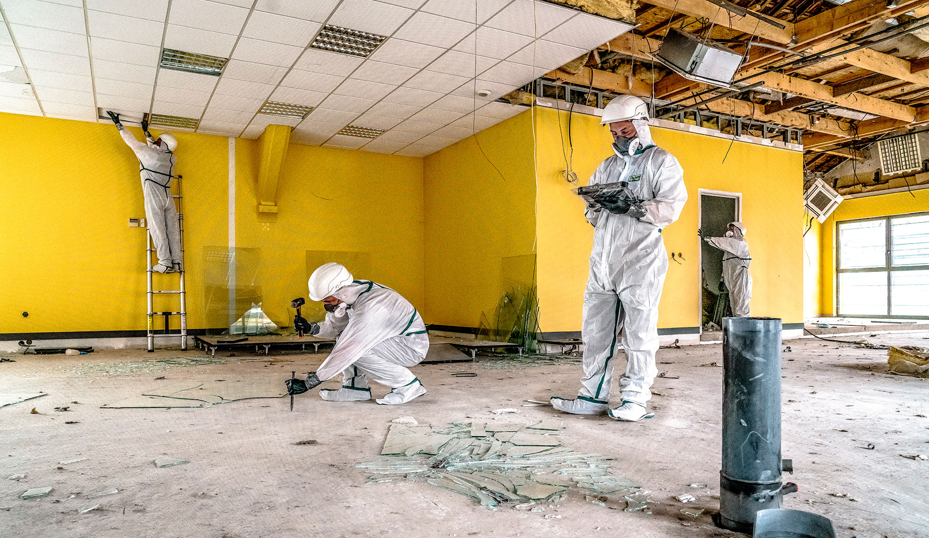 Technicien en combinaison sur un chantier faisant un diagnostique - illustration AC ENVIRONNEMENT