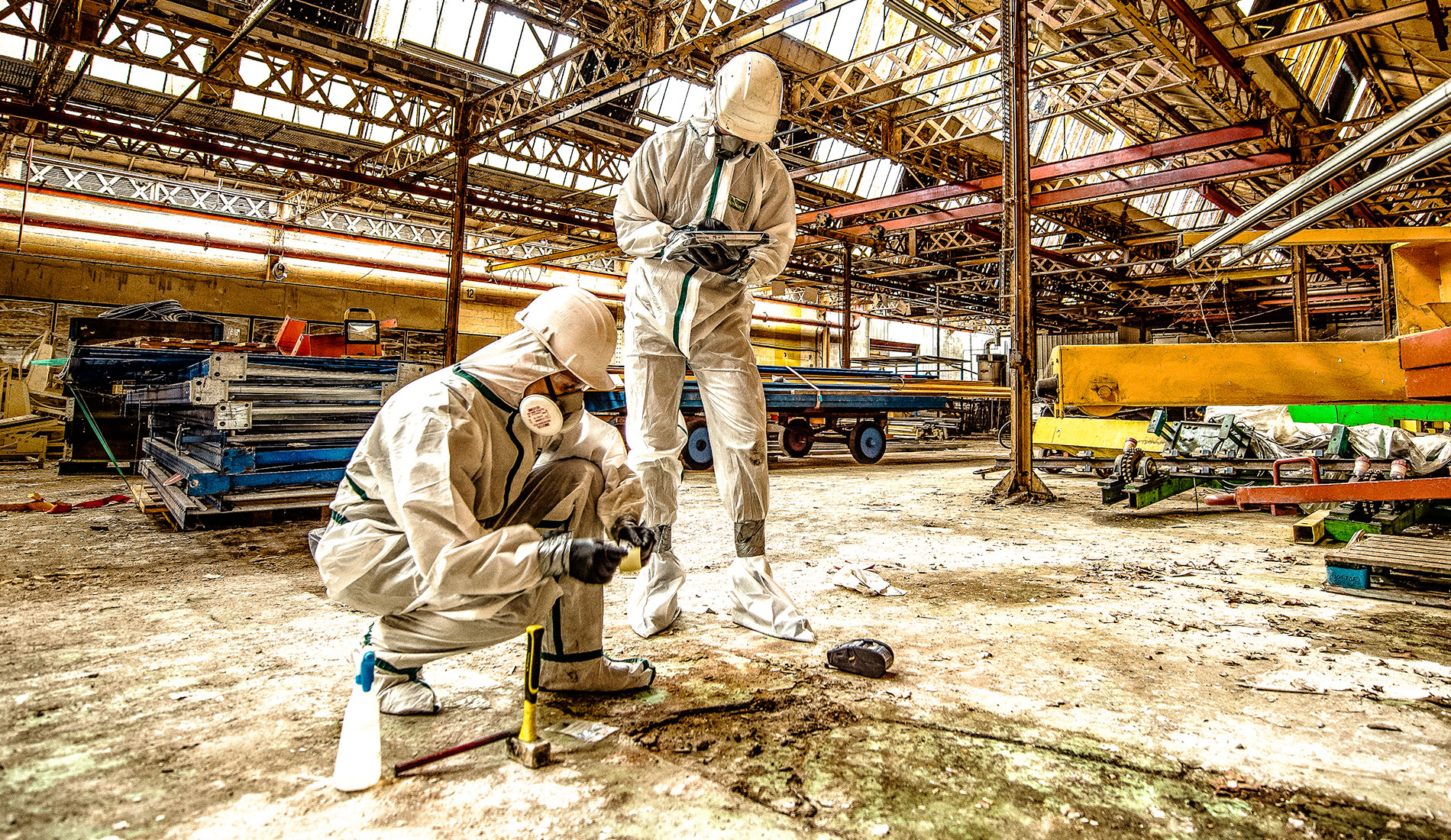 Technicien en combinaison sur un chantier faisant un diagnostique - illustration AC ENVIRONNEMENT