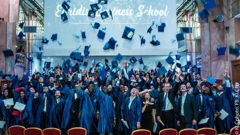 Photo d'étudiants qui viennent d'obtenir leurs diplômes et jettent leurs toques en l'air - Illustration société Eureka Education