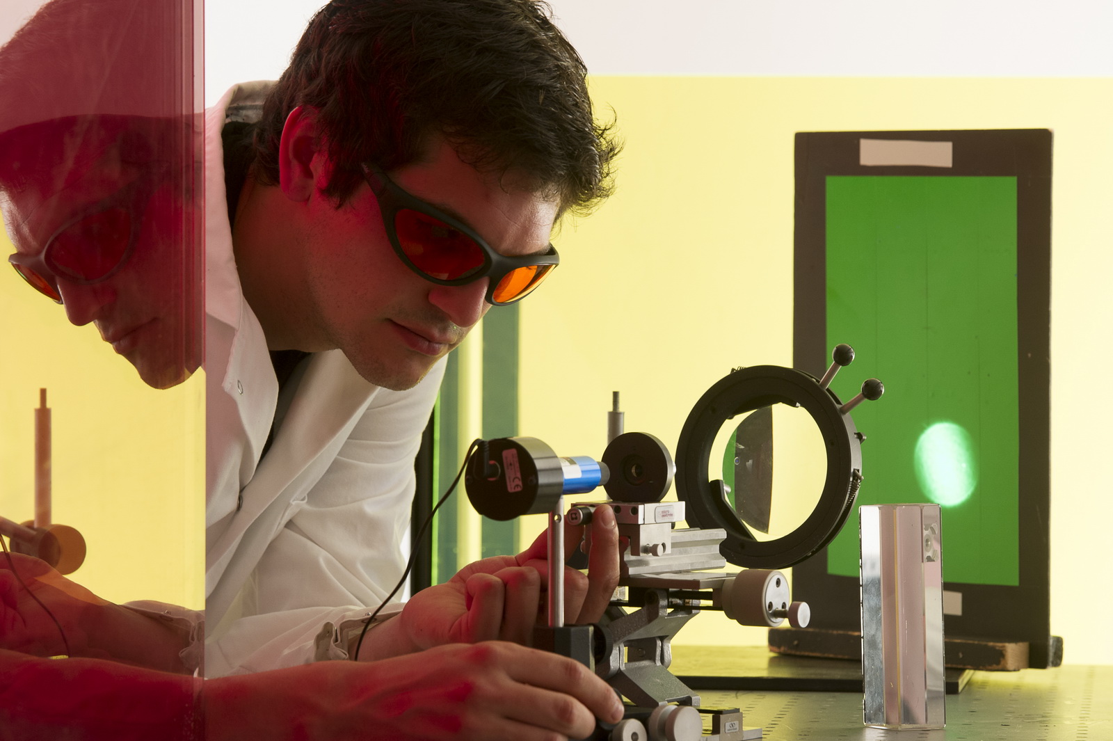 Photo d'un technicien vérifiant avec une machine un hologramme pour illustration de la société SURYS