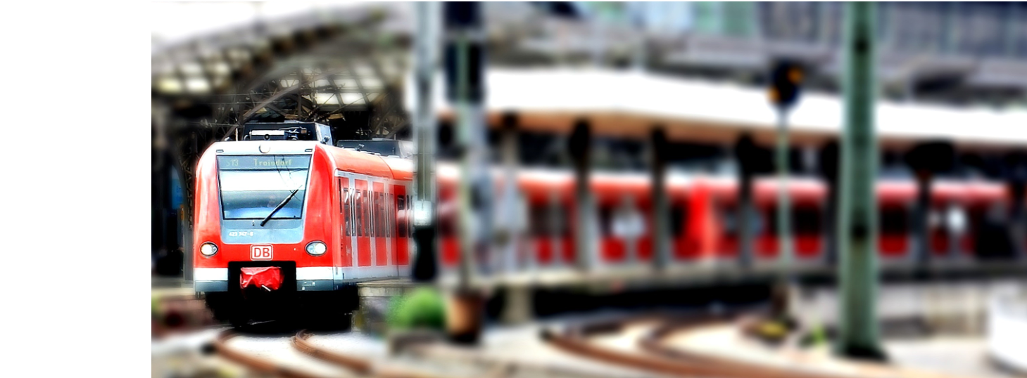 Image d'un train rouge et blanc avec fond flouté - illustration société IKOS