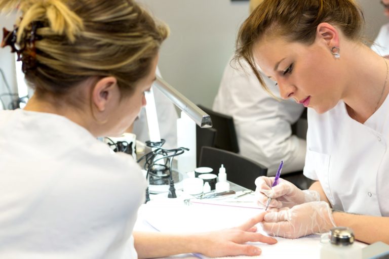 Photo d'esthéticiennes faisant une manicure à une cliente - illustration EUREKA